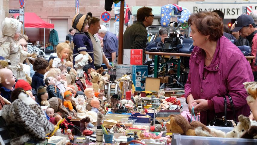 Puppen, Schuhe, Porzellan: Ansturm auf den Trempelmarkt