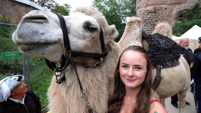 Kamele und echte Schmerzen: So war der Freitag am Burggrabenfest