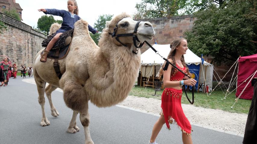 Kamele und echte Schmerzen: So war der Freitag am Burggrabenfest
