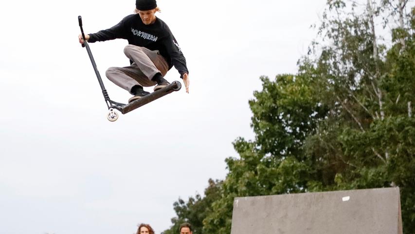 Bilder: Waghalsige Scooter-Stunts im Herzogenauracher Skatepark