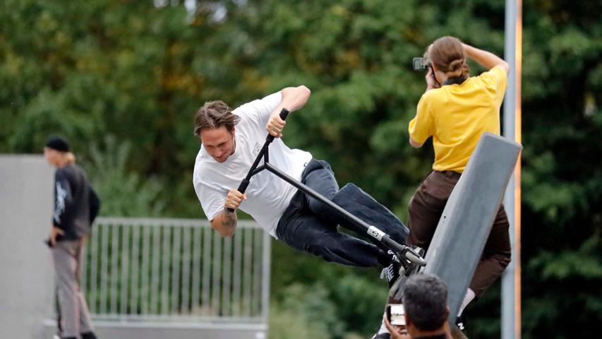 Bilder: Waghalsige Scooter-Stunts im Herzogenauracher Skatepark