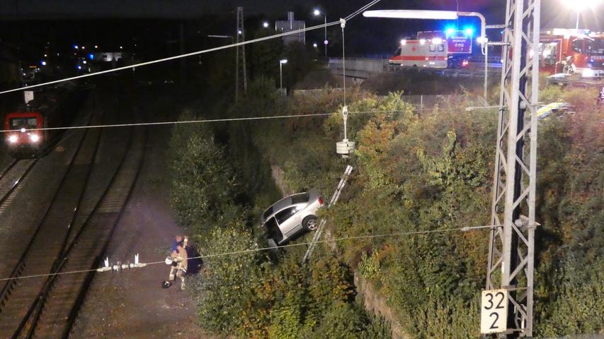 Haßfurt: Auto durchbricht Zaun und stürzt zehn Meter auf Bahngleise hinab