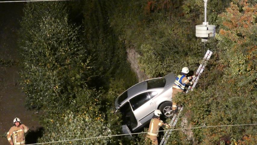 Haßfurt: Auto durchbricht Zaun und stürzt zehn Meter auf Bahngleise hinab