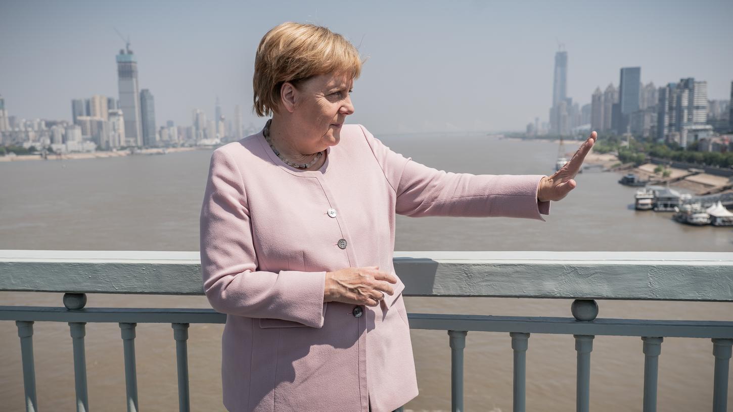 Bundeskanzlerin Angela Merkel (CDU) steht auf der Brücke über den Chang Jiang Fluss. Merkel ließ die Kolonne bei der Fahrt vom Flughafen in die Stadt am Fluss stoppen, um sich von der Brücke aus den Fluss und das Stadtpanorama anzuschauen.