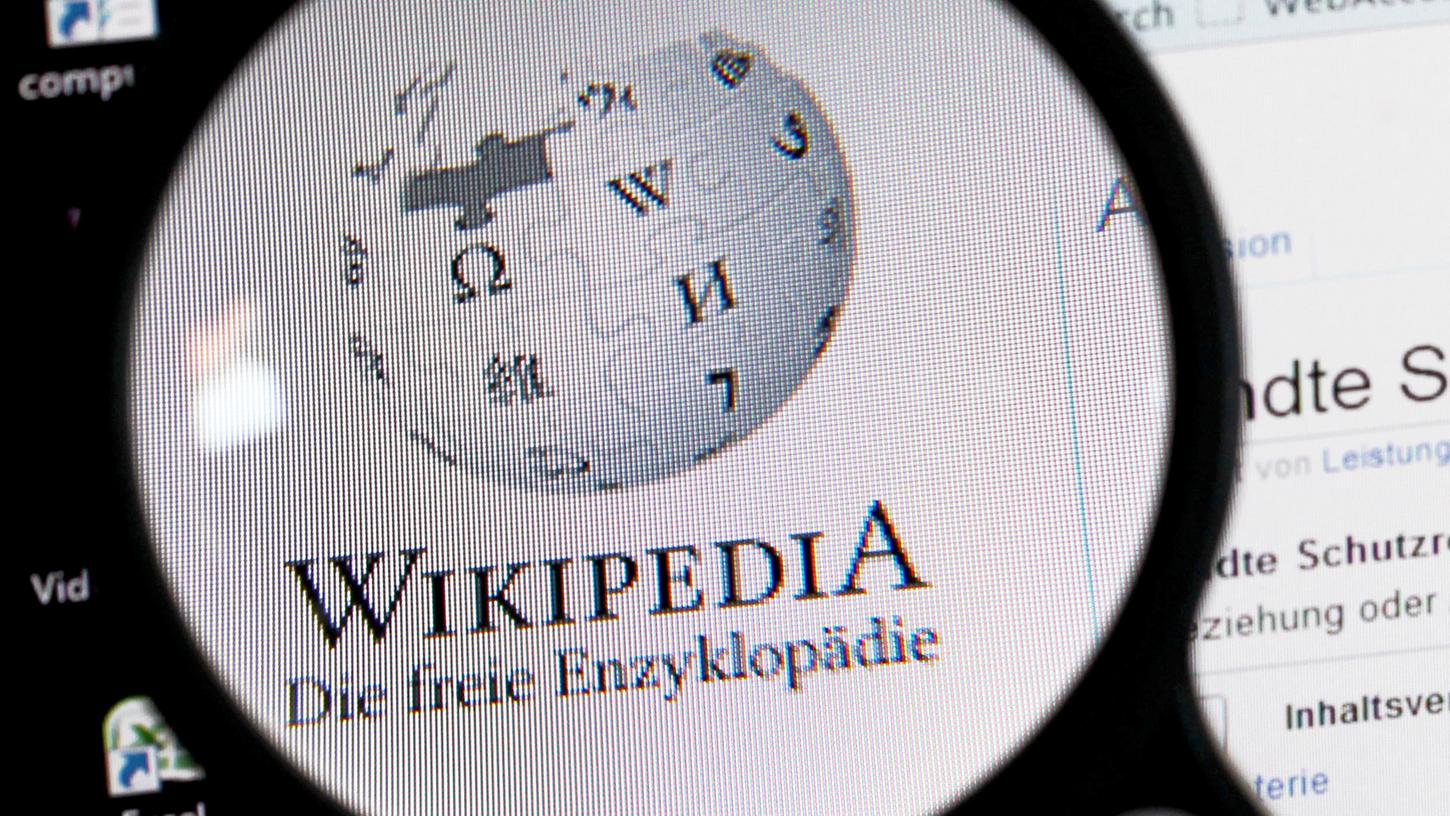 Kurz vor Mitternacht ließen sich die Wikipedia-Seiten kurzzeitig wieder aufrufen, bevor wieder nichts ging. Erst in der Nacht zum Samstag wurde Wikipedia wieder nutzbar.