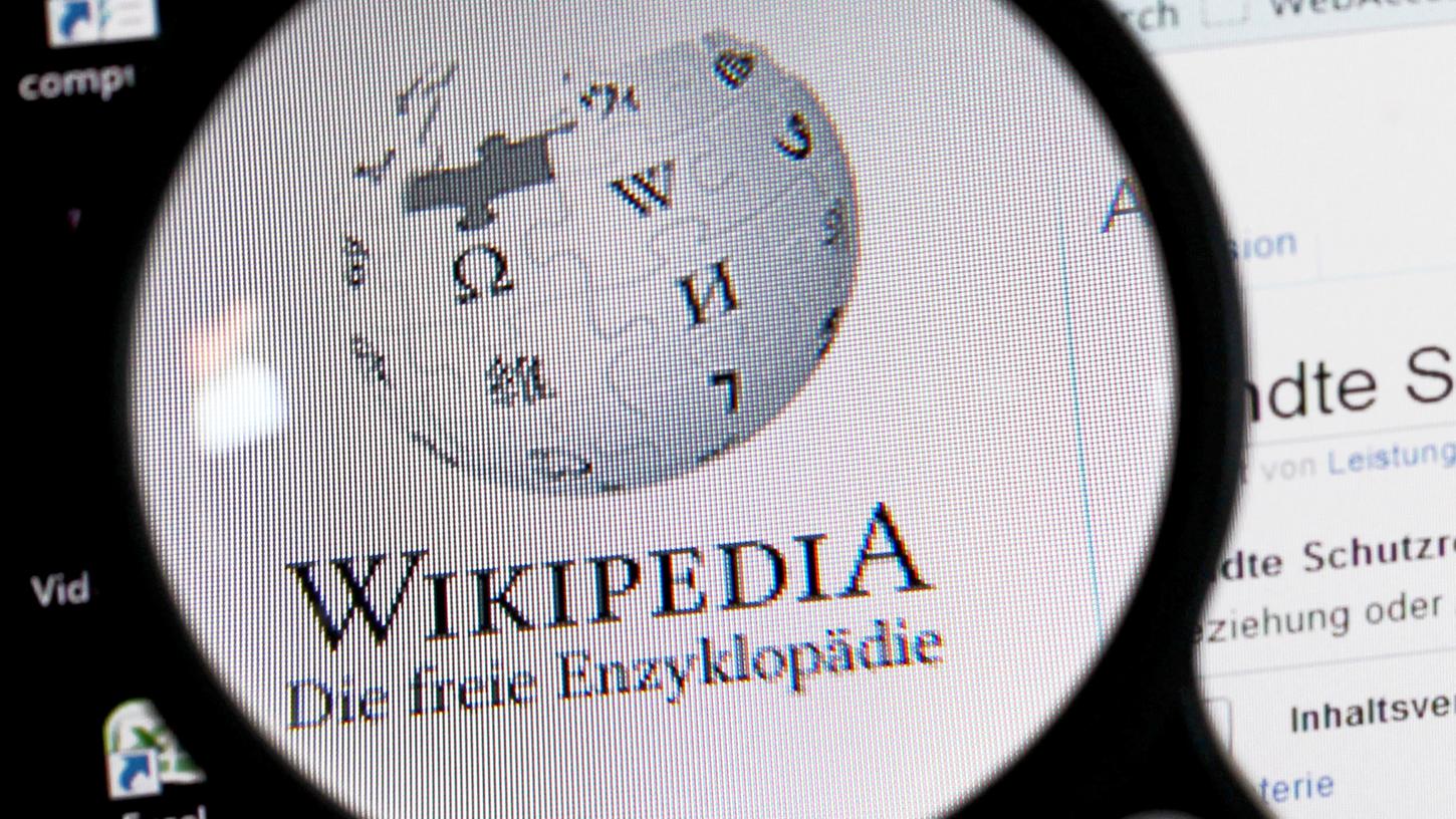Kurz vor Mitternacht ließen sich die Wikipedia-Seiten kurzzeitig wieder aufrufen, bevor wieder nichts ging. Erst in der Nacht zum Samstag wurde Wikipedia wieder nutzbar. Kurz vor Mitternacht ließen sich die Wikipedia-Seiten kurzzeitig wieder aufrufen, bevor wieder nichts ging. Erst in der Nacht zum Samstag wurde Wikipedia wieder nutzbar.