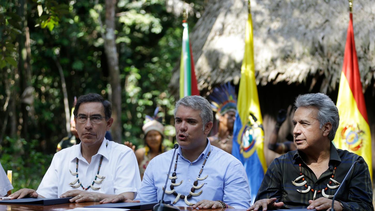 Ivan Duque (M.), Präsident von Kolumbien, spricht vor Journalisten mit Martin Vizcarra (l), Präsident von Peru, und Lenin Moreno (r), Präsident von Ecuador, an seiner Seite. "Amazonien ist ein Schatz, den wir alle gemeinsam hüten müssen", sagte Duque.