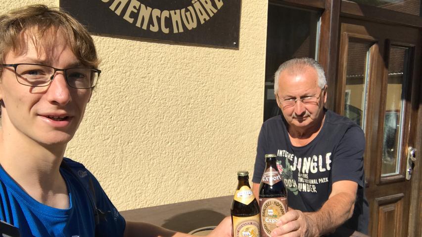 Bald folgte die erste Stresssituation. Die Brauerei Hofmann in Hohenschwärz hatte Ruhetag. Doch Senior-Chef Fritz Hofmann bot dennoch ein Bier zum Mitnehmen an.