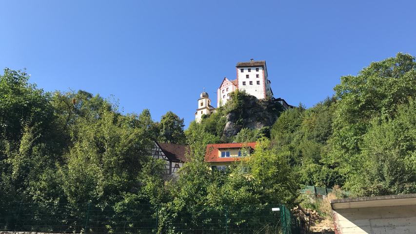 ...und geleitete Kevin nach Egloffstein, wo über dem Ort die gleichnamige Burg thront.