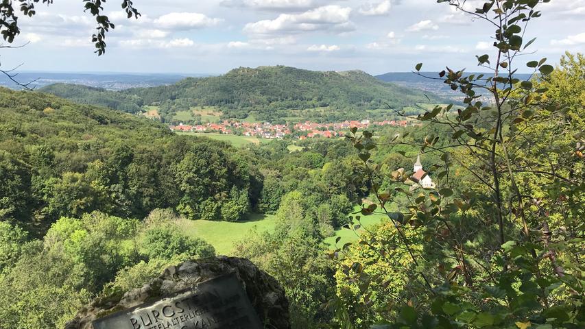 Der Burgstein oberhalb von Leutenbach, im Mittelalter als Wehranlage genutzt, bietet eine schöne Sicht auf die Ehrenbürg.