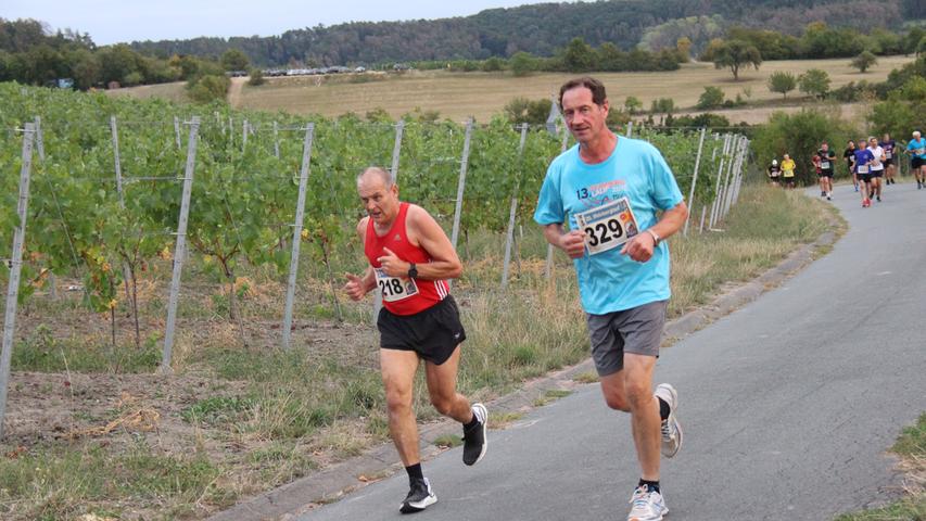 Für Erhard Wolf (rechts im Bild) aus dem Bad Windsheimer Ortsteil Oberntief ist der Weinberglauf ein fester Termin seiner sportlichen Aktivitäten.
