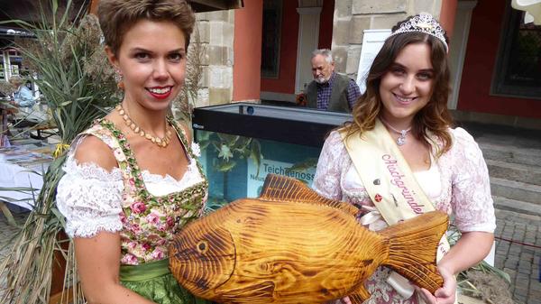 Svenja Viertel ist die amtierende Karpfenkönigin Frankens. Nach eigener Aussage kommt sie aus Schwarzenbach bei Höchstadt im Landkreis Erlangen-Höchstadt, "einem Dorf, wo es mehr Karpfen als Einwohner gibt".
