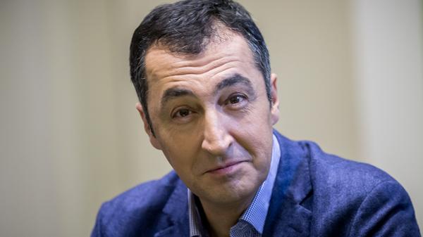 Cem Özdemir, Bundestagsabgeordneter für die Grünen, twittert: "Welcome back, USA! Kann nicht sagen, wie viele Steine mir vom Herzen fallen. Es war fast zu spannend, aber mit Biden und Harris hat das Team deutlich gewonnen, das auch das Popular Vote glasklar holt. Demokratie ist unschlagbar & großartig. Heute ist ein Grund zu feiern. Punkt."