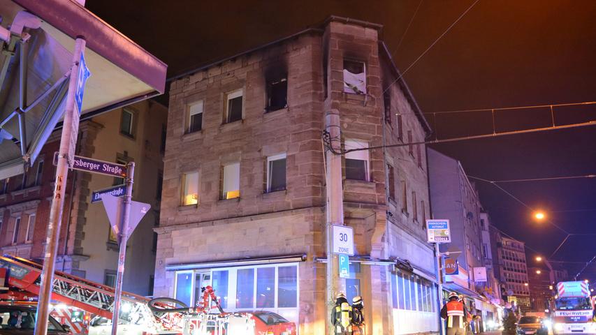 Brand in Nürnbergs Südstadt: Feuerwehr rettet Bewohner aus Dachgeschoss