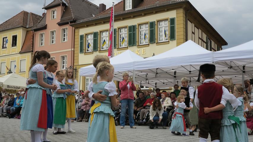 Ganz traditionell ging der Kirchweihauftakt auf dem Marktplatz über die Bühne. Mit dabei die Trachtenkinder, die Jugendkapelle, die Herolde, Fanfarenbläser und nicht zu vergessen: der Gambrinus.