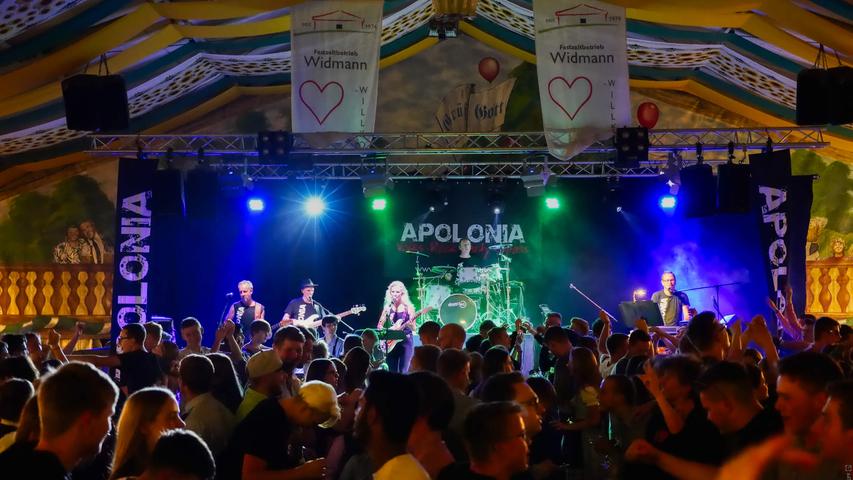 Die Band Apolonia sorgte am ersten Abend im Festzelt für gute Stimmung.