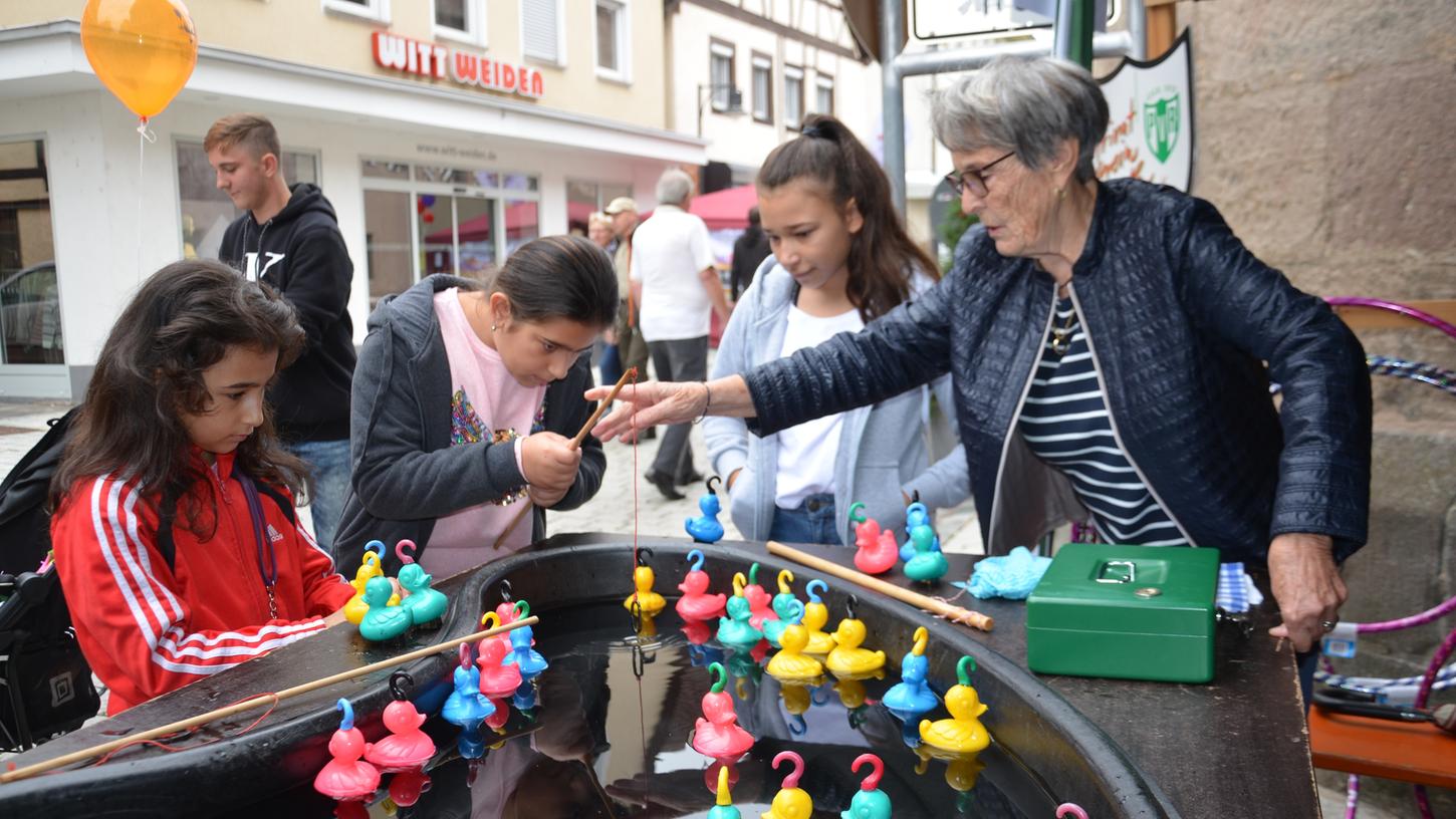 Auch für die kleinen Besucher war auf dem Rother Altstadtfest viel geboten: Beim THW durften sie beispielsweise kleine Enten aus einem Planschbecken angeln.