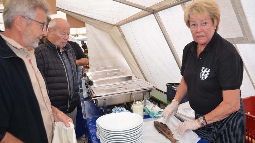 Würzig, deftig, saftig: Beim Fischerfest in Roth brutzelten Makrele und Co.