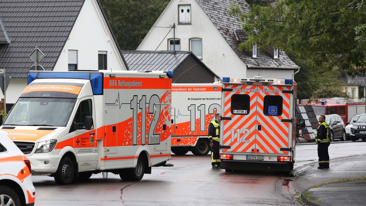 Vermutlich löste heißes Öl die Explosion aus: Bei einem Brauchtumsfest in Freudenberg ist es zu einer Explosion mit 14 Verletzten gekommen. Sechs von ihnen befanden sich in Lebensgefahr.