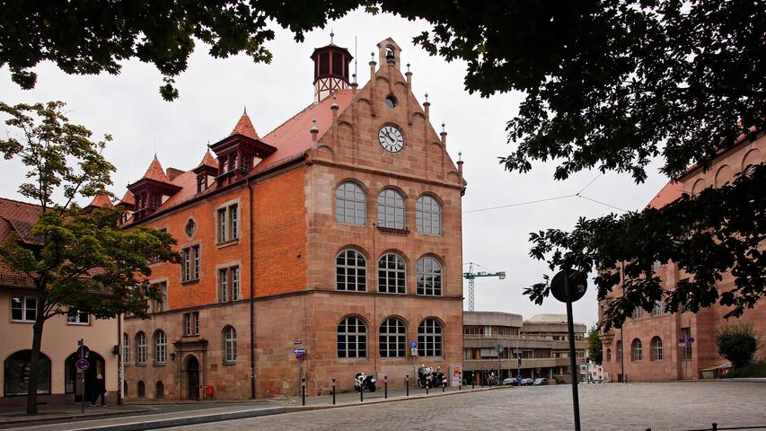 1834 wurde das Johannes-Scharrer-Gymnasium als "Handelsgewerbeschule" im ehemaligen Augustinerkloster eröffnet. Der Namensgeber Johannes Scharrer hatte das Projekt angeregt und gefördert. 1942 wurde das Schulhaus an der Goethestraße durch Bomben zerstört, die Schüler zogen deshalb in das Schulhaus am Webersplatz um.
