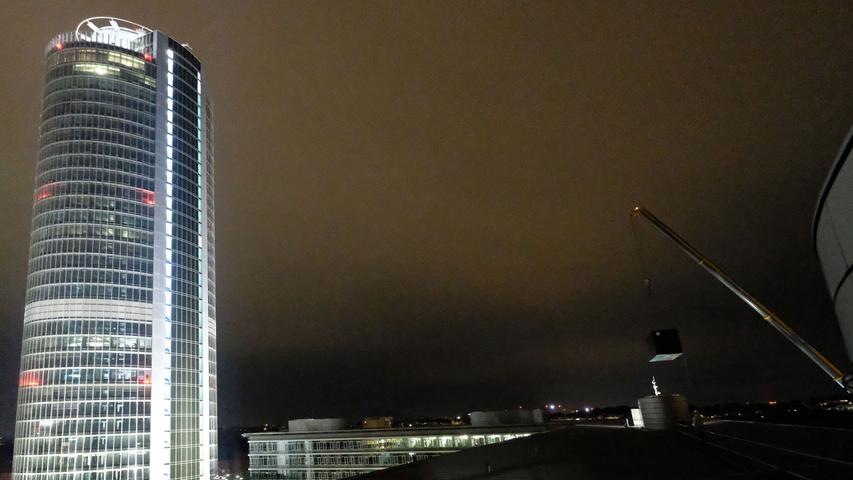 Beeindruckend: Der Blick vom Dach des Versicherungsgebäudes, zeigt den angrenzenden Businesstower und Nürnberg bei Nacht.