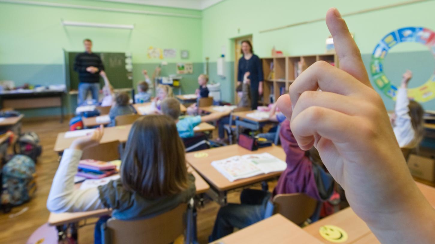 Bis zum Jahr 2025 werden Prognosen der Bertelsmann-Stiftung zufolge mindestens 26.300 Lehrer an Grundschulen fehlen. Bis zum Jahr 2025 werden Prognosen der Bertelsmann-Stiftung zufolge mindestens 26.300 Lehrer an Grundschulen fehlen.