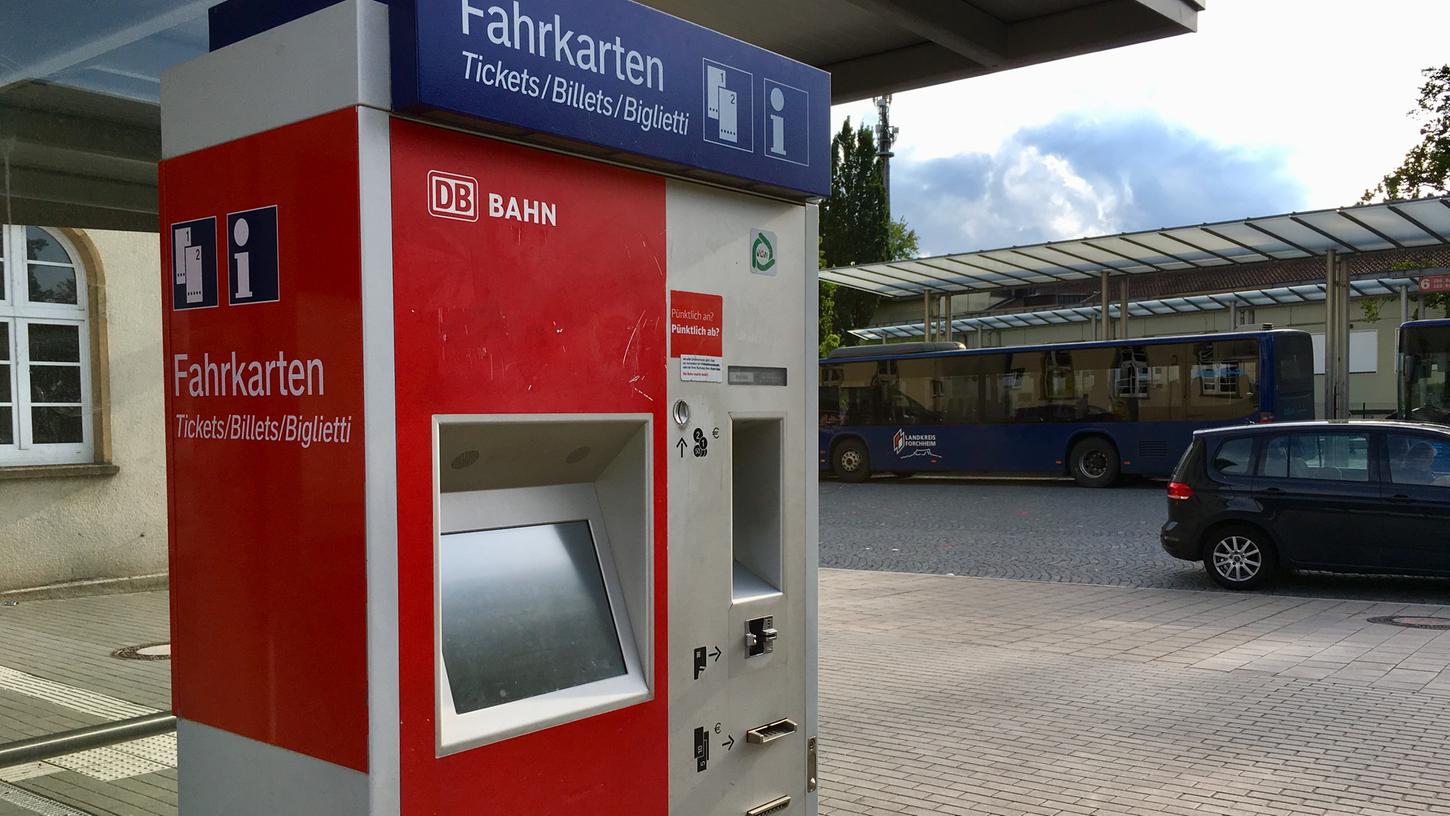 "Im Display war nichts zu erkennen": Nicht zum ersten Mal haben die Ticket-Automaten der DB (hier am Forchheimer Bahnhof) für Pendler-Ärger gesorgt.