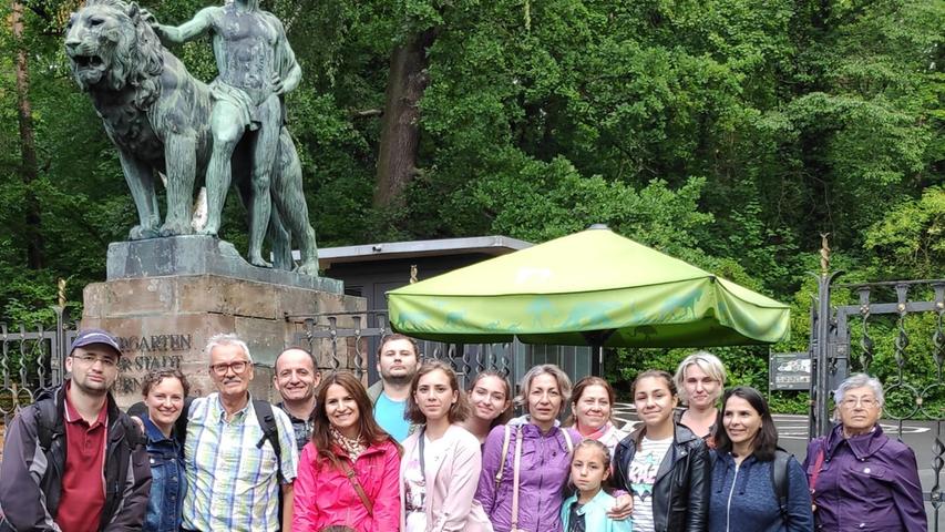 Dass Deutsch lernen auch Freude bereiten kann, zeigen die beiden Fotos des vergangenen 9. Sprachkurses für Asylbewerber und Migranten, der von Wilhelm Werner wie bereits in den vergangenen Jahren am Ende des Kurses mit den Teilnehmer zu einer staatspolitischen Bildungsmaßnahme in das Dokumentationszentrum Reichsparteitagsgelände nach Nürnberg und zu einem Besuch des Nürnberger Tiergarten fuhr. Seit 2015 leitet Wilhelm Werner im Auftrag des „So fremd? – So nah“ Vereins für Interkulturelle Begegnung e.V.“ Deutschkurse für Asylbewerber und Migranten; mehr als 160 TeilnehmerInnen aus 24 Nationen haben die 50-stündigen Lehrgänge erfolgreich absolviert. 31. Schüler legten eine offizielle Prüfung auf dem Niveau B1 ab. Die Abschlussveranstaltungen ins Dokuzentrum und in den Nürnberger Tiergarten erfreuen sich unter den Teilnehmern großer Beliebtheit. Finanziell möglich sind diese Ausflüge, die das Unterrichtsprogramm des Vereins abschließen, durch eine Unterstützung der Lagfa. Dass Deutsch lernen auch Freude bereiten kann, zeigen die beiden Fotos des vergangenen 9. Sprachkurses für Asylbewerber und Migranten, der von Wilhelm Werner wie bereits in den vergangenen Jahren am Ende des Kurses mit den Teilnehmer zu einer staatspolitischen Bildungsmaßnahme in das Dokumentationszentrum Reichsparteitagsgelände nach Nürnberg und zu einem Besuch des Nürnberger Tiergarten fuhr. Seit 2015 leitet Wilhelm Werner im Auftrag des „So fremd? – So nah“ Vereins für Interkulturelle Begegnung e.V.“ Deutschkurse für Asylbewerber und Migranten; mehr als 160 TeilnehmerInnen aus 24 Nationen haben die 50-stündigen Lehrgänge erfolgreich absolviert. 31. Schüler legten eine offizielle Prüfung auf dem Niveau B1 ab. Die Abschlussveranstaltungen ins Dokuzentrum und in den Nürnberger Tiergarten erfreuen sich unter den Teilnehmern großer Beliebtheit. Finanziell möglich sind diese Ausflüge, die das Unterrichtsprogramm des Vereins abschließen, durch eine Unterstützung der Lagfa.