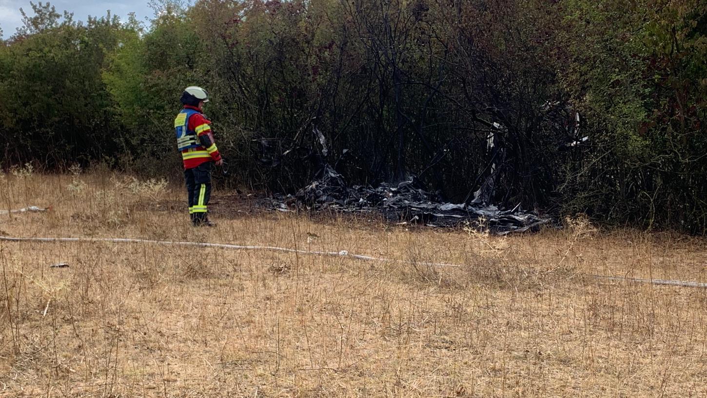 Das Fluggerät sei aus noch unbekannter Ursache in ein nahe gelegenes Waldstück gestürzt und habe Feuer gefangen.