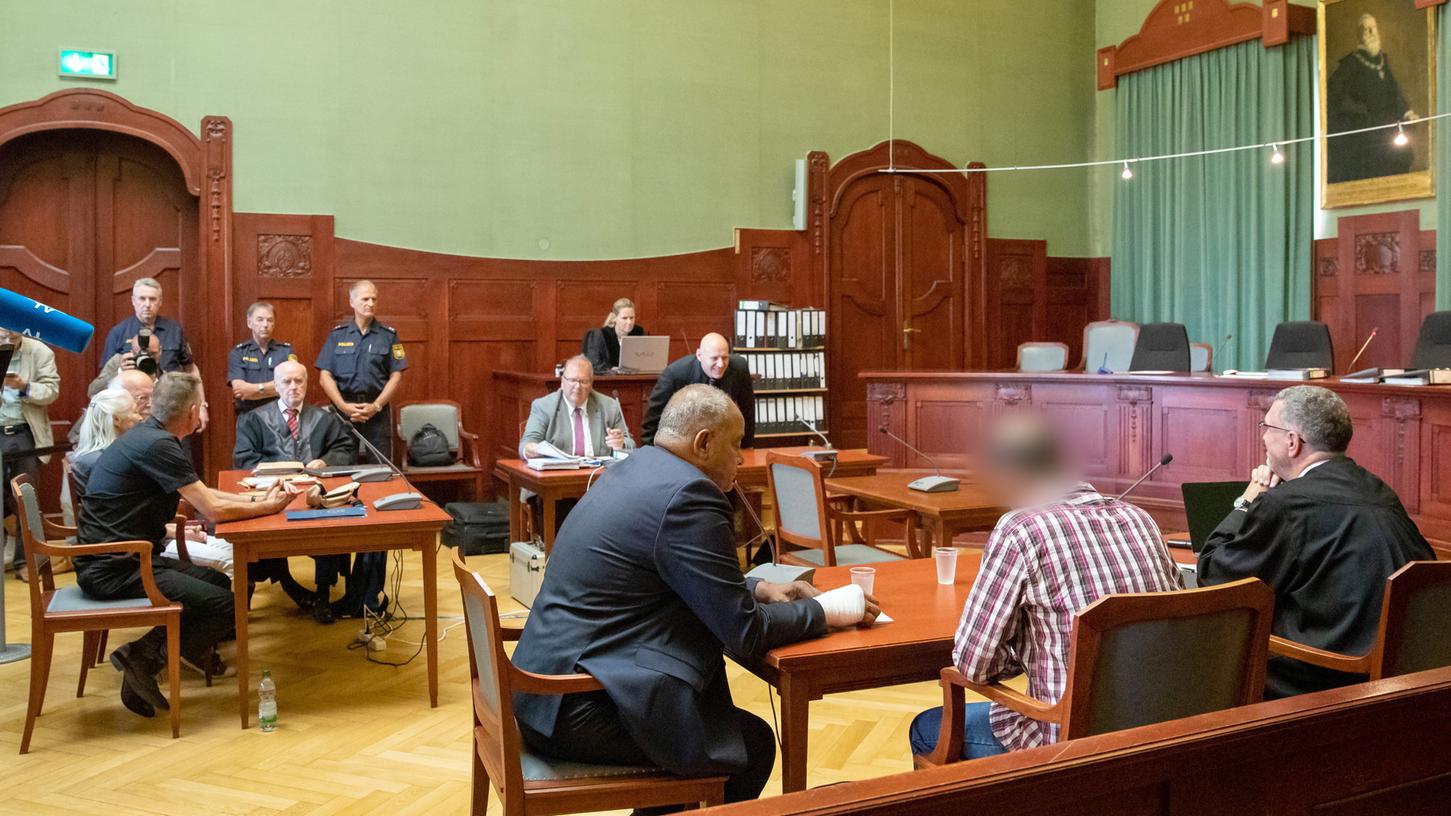 Die Staatsanwaltschaft, der Anwalt der Eltern, der Bruder Sophias und der Verteidiger des angeklagten Fernfahrers werden heute vor dem Landgericht Bayreuth ihre Plädoyers halten.