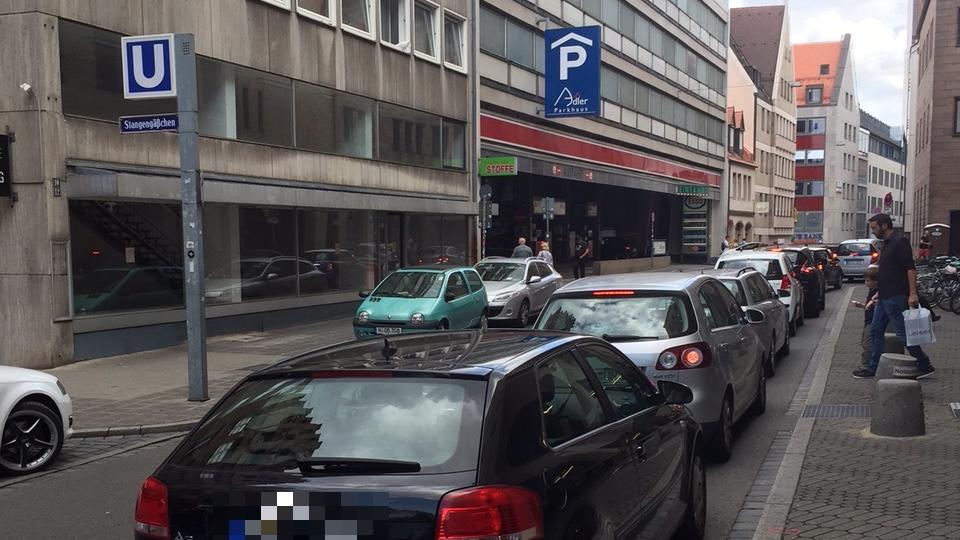 Ein Streit um einen Parkplatz in der Adlerstraße eskalierte: Auch ein Pfefferspray kam zum Einsatz.