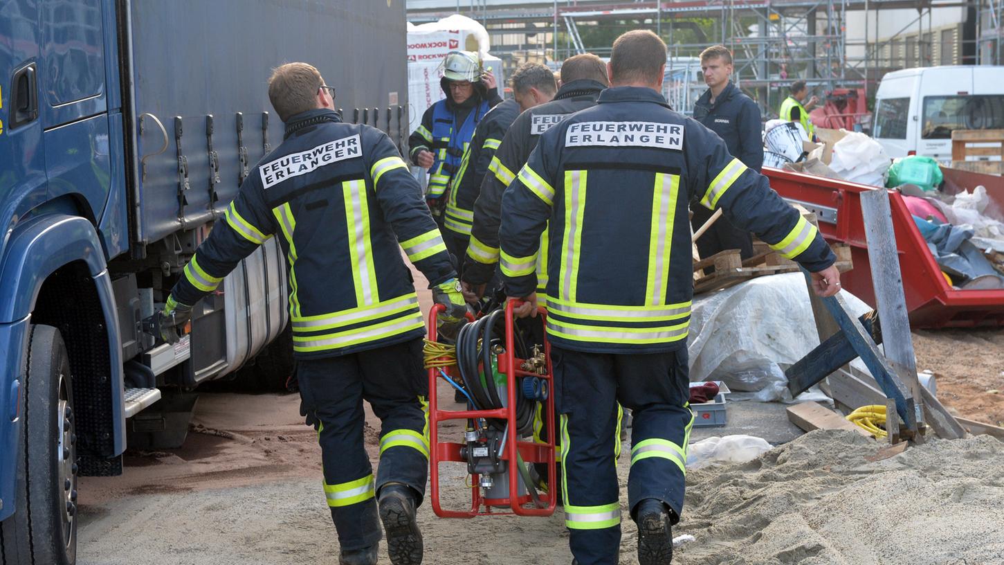 Am Dienstagmorgen riss auf einer Erlanger Baustelle der Tank eines Lkw auf. Am Dienstagmorgen riss auf einer Erlanger Baustelle der Tank eines Lkw auf.