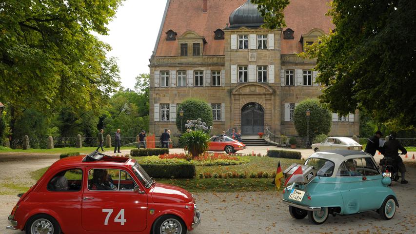 Oldtimer auf Landkreis-Tour: Raritäten vor dem Wasserschloss Dürrenmungenau