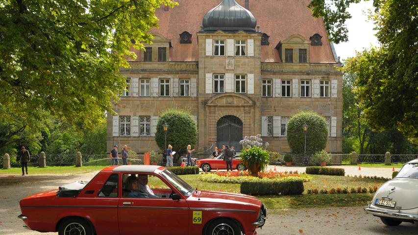 Oldtimer auf Landkreis-Tour: Raritäten vor dem Wasserschloss Dürrenmungenau