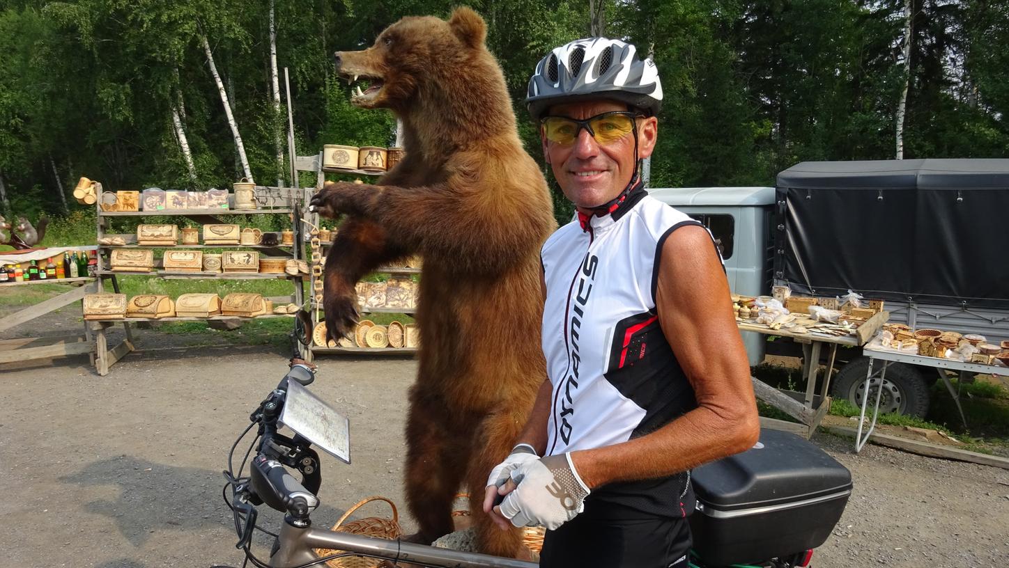 2019 radelte Jürgen Pöhlmann 3700 Kilometer in 19 Tagen durch Sibirien, von Jekaterinburg bis an den Baikalsee. Bei dieser Tour folgten auf Waldbrände Flutkatastrophen.
2019 radelte Jürgen Pöhlmann 3700 Kilometer in 19 Tagen durch Sibirien, von Jekaterinburg bis an den Baikalsee. Bei dieser Tour folgten auf Waldbrände Flutkatastrophen.