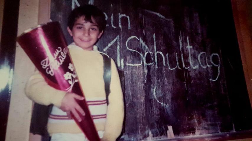 Direkt vor der Tafel hat sich Timur Hizli fotografieren lassen an seinem ersten Schultag.