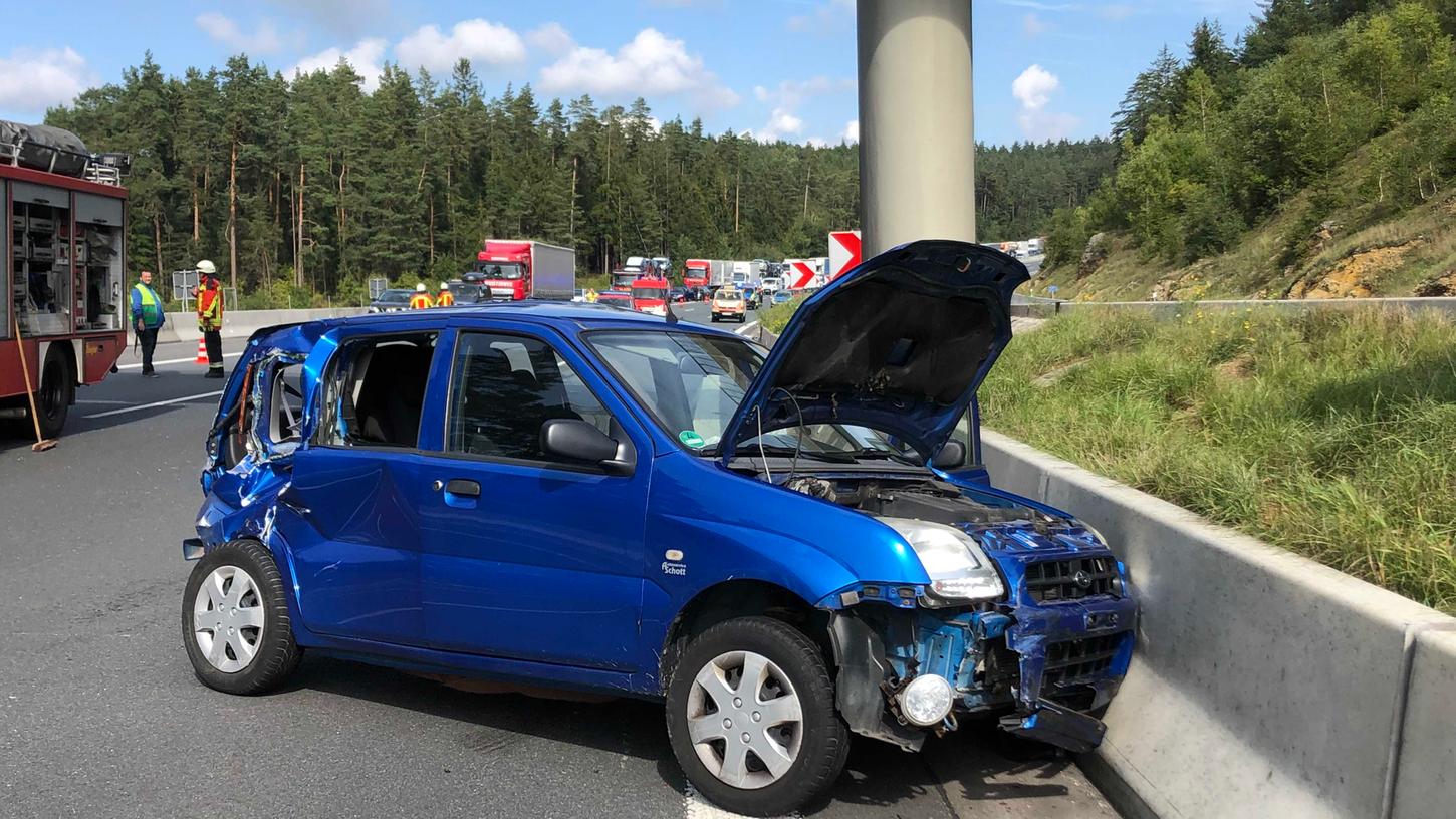 Bei einem Unfall auf der A9 nahe Pegnitz wurde eine Frau schwer verletzt. Bei einem Unfall auf der A9 nahe Pegnitz wurde eine Frau schwer verletzt.