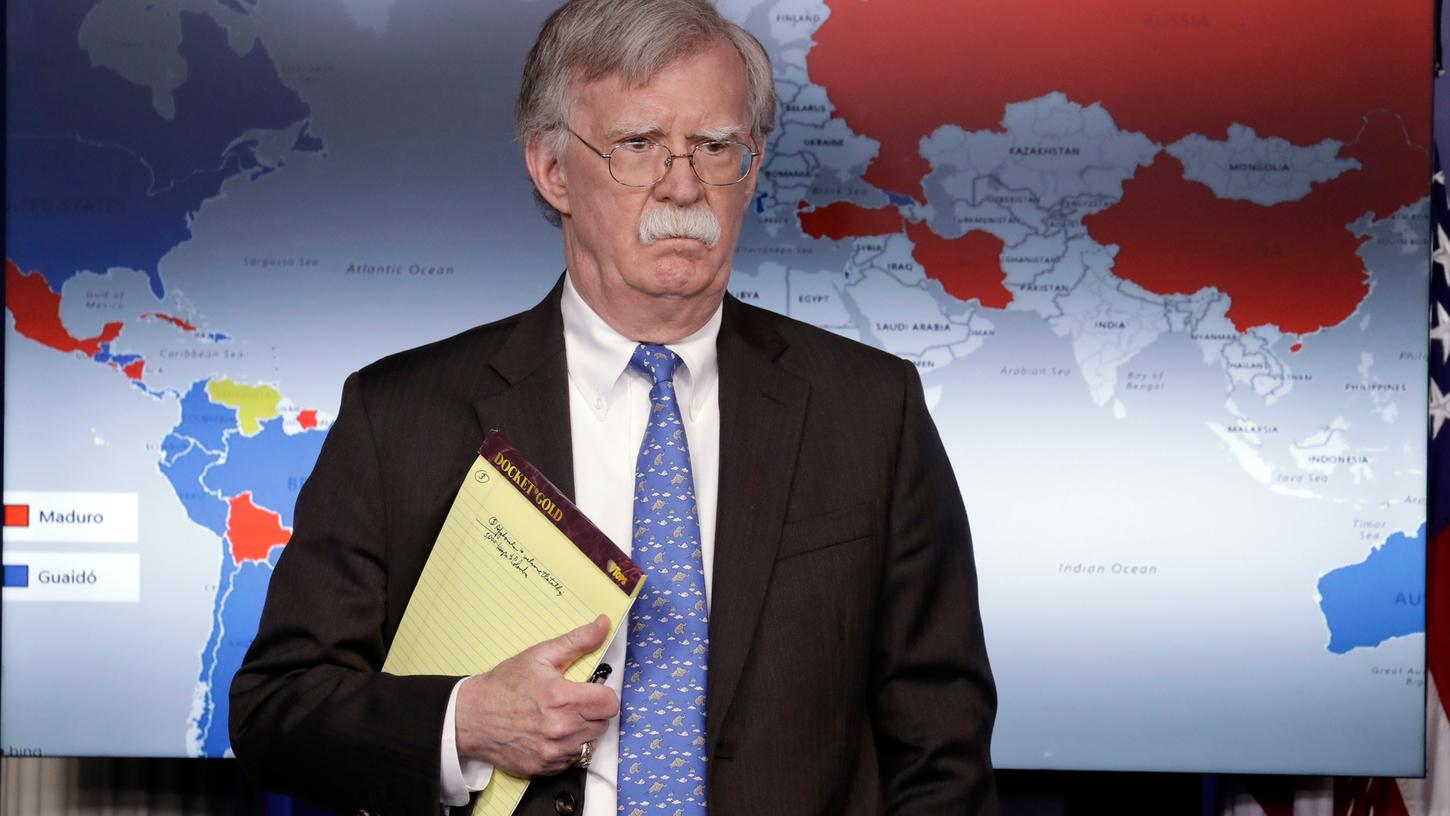 John Bolton, damaliger Nationaler Sicherheitsberater, nimmt an einer Pressekonferenz im Weißen Haus teil und hält einen gelben Notizblock.