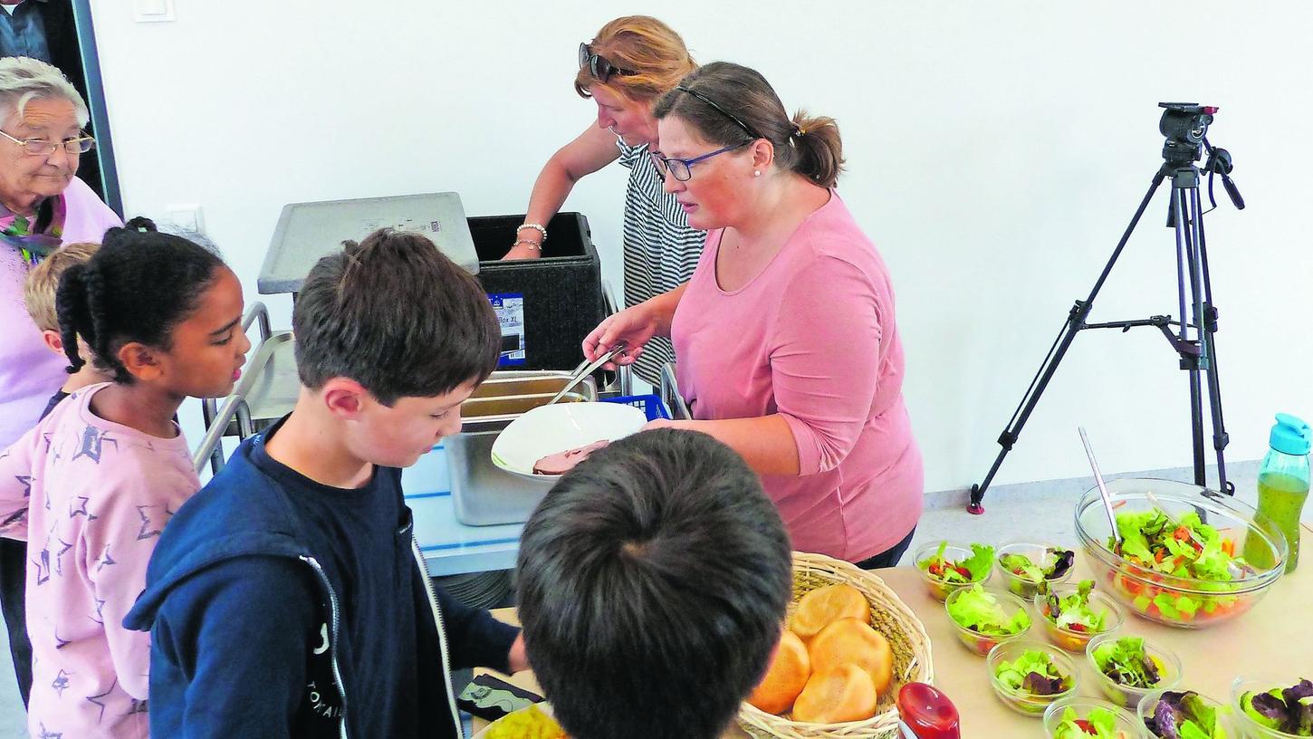 In Berngau essen Schüler und Senioren gemeinsam
