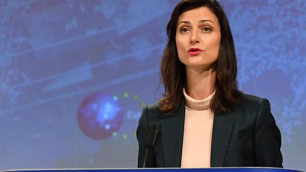 Bulgarien: Marija Gabriel ist Kommissarin für Innovation und Jugend. Sie ist seit Juli 2017 als jüngstes Mitglied der EU-Kommission unter Jean-Claude Juncker für das Ressort Digitale Wirtschaft und Gesellschaft zuständig. Zuvor war die Philologin von 2009 bis 2017 Europaabgeordnete. Gabriel gehört zur in Sofia regierenden bürgerlichen Partei GERB.