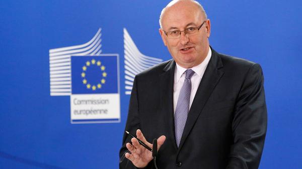 Irland: Der Christdemokrat Phil Hogan war bis zu seiner Rücktrittserklärung im August 2020 Kommissar für Handel. Vorher war er seit 2014 EU-Agrarkommissar. Anfang der 1980er Jahre hatte der Ökonom vorübergehend den Bauernhof seiner Familie geführt, bevor er Parlamentsabgeordneter und später unter anderem Umweltminister wurde. Das Ressort Handel übernimmt ab August 2020 Valdis Dombrovskis, der vorher für Wirtschaft zuständig war.
