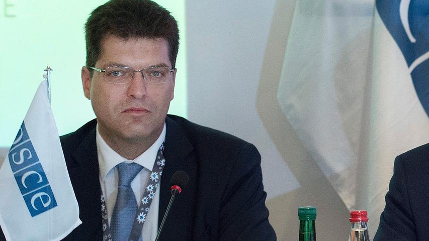 Slowenien: Der Karrierediplomat Janez Lenarcic ist Kommissar für Krisenmanagement. Er war nicht nur Botschafter seines Landes bei der EU, sondern auch Vertreter bei der OSZE und den Vereinten Nationen. Zwischendurch war er Berater des Außenministeriums und der Regierung.