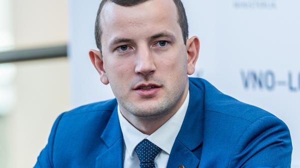 Litauen: Virginijus Sinkevicius ist Kommissar für Umwelt und Ozeane. Er ist vom Bund der Bauern und Grünen und war der jüngste Minister in der Geschichte seines Heimatlandes. Seit 2017 ist er zuständig für Wirtschaft und Innovation. 2019 sollte der Ökonom und Jurist auch jüngstes Mitglied der EU-Kommission werden. Seine Partei steht den europäischen Grünen nahe, ist aber eher in der politischen Mitte angesiedelt.
