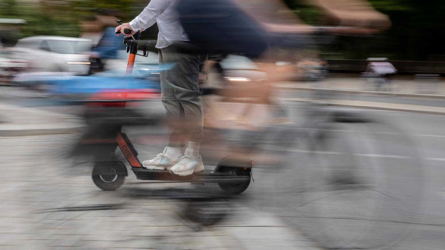 Die E-Scooter spalten die Meinungen: Ungeübte oder angetrunkene Fahrer verlieren mit den wackligen Fahrzeugen und ihren kleinen Rädern schnell das Gleichgewicht.