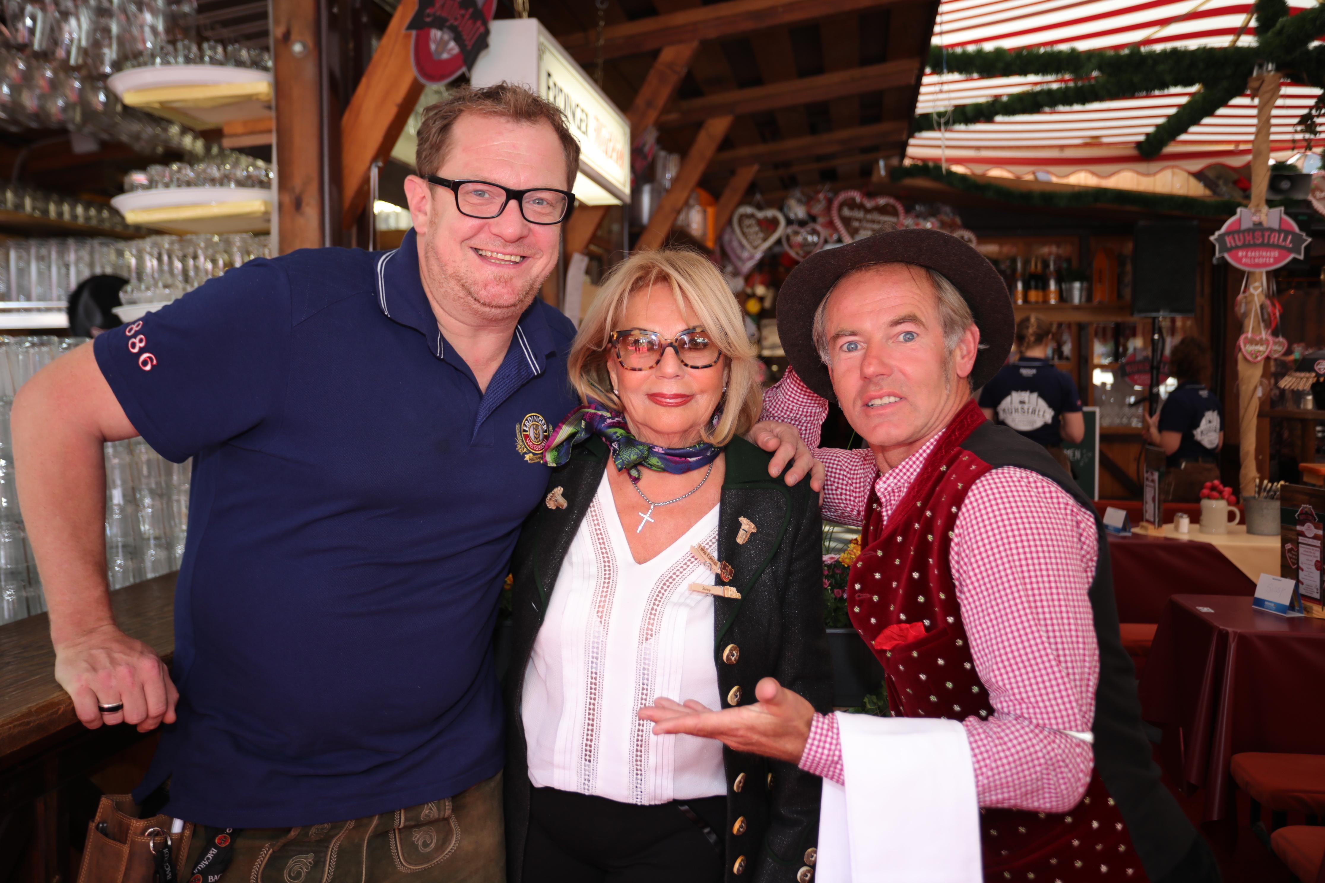 Sissi Kleinke-Kühnel, die Vorbesitzerin des Kuhstalls mit Estragonchef Helmut Erhardt und dem Spaßober.