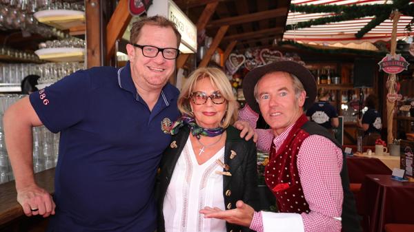 Sissi Kleinke-Kühnel, die Vorbesitzerin des Kuhstalls mit Estragonchef Helmut Erhardt und dem Spaßober.