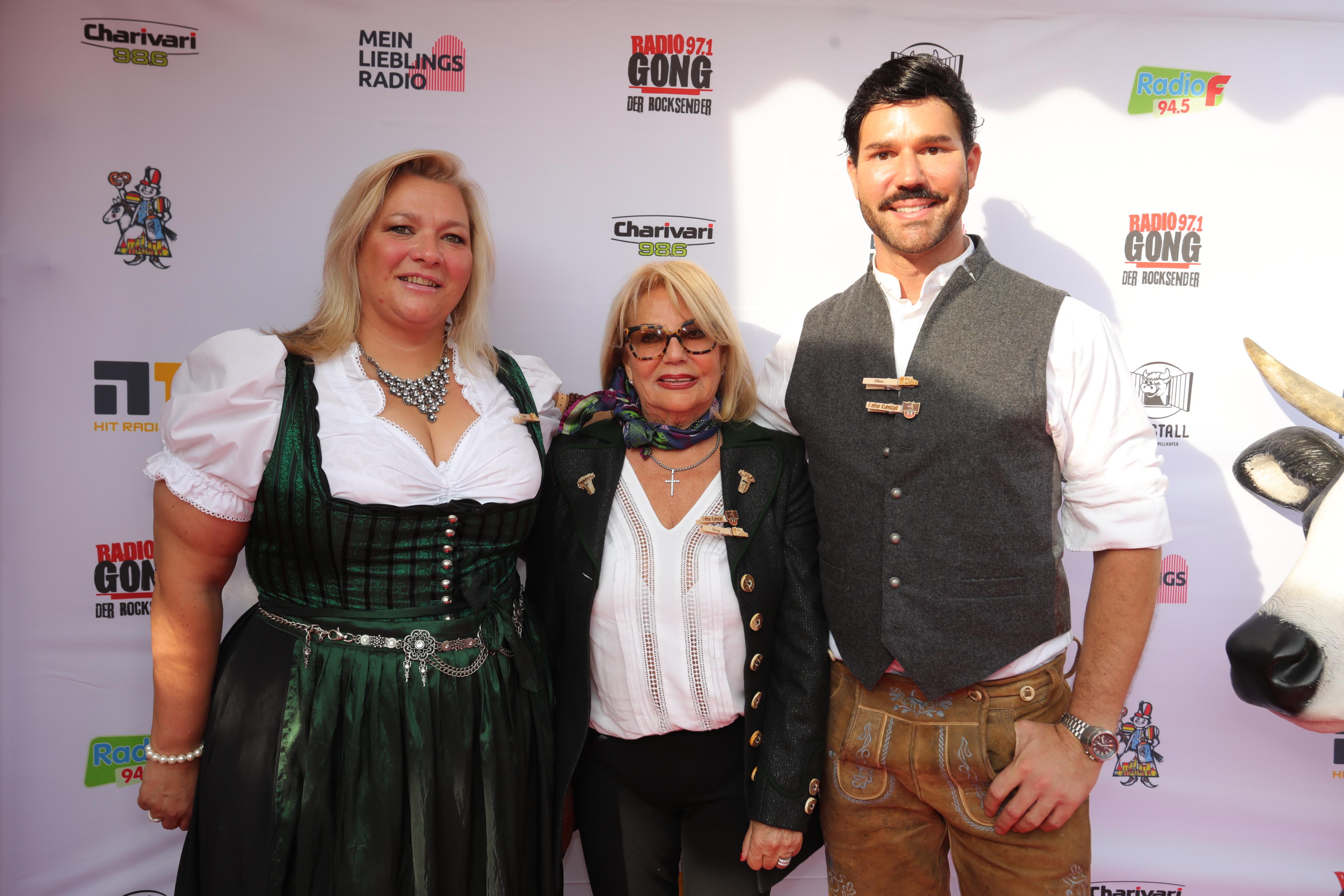 Hier ließen sich Barbara Krapp, Sissi Kleinke-Kühnel, die ehemalige Besitzerin des Kuhstalls, und Christian Wagner, der aktuelle Eigentümer, zusammen ablichten.