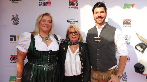 Hier ließen sich Barbara Krapp, Sissi Kleinke-Kühnel, die ehemalige Besitzerin des Kuhstalls, und Christian Wagner, der aktuelle Eigentümer, zusammen ablichten.