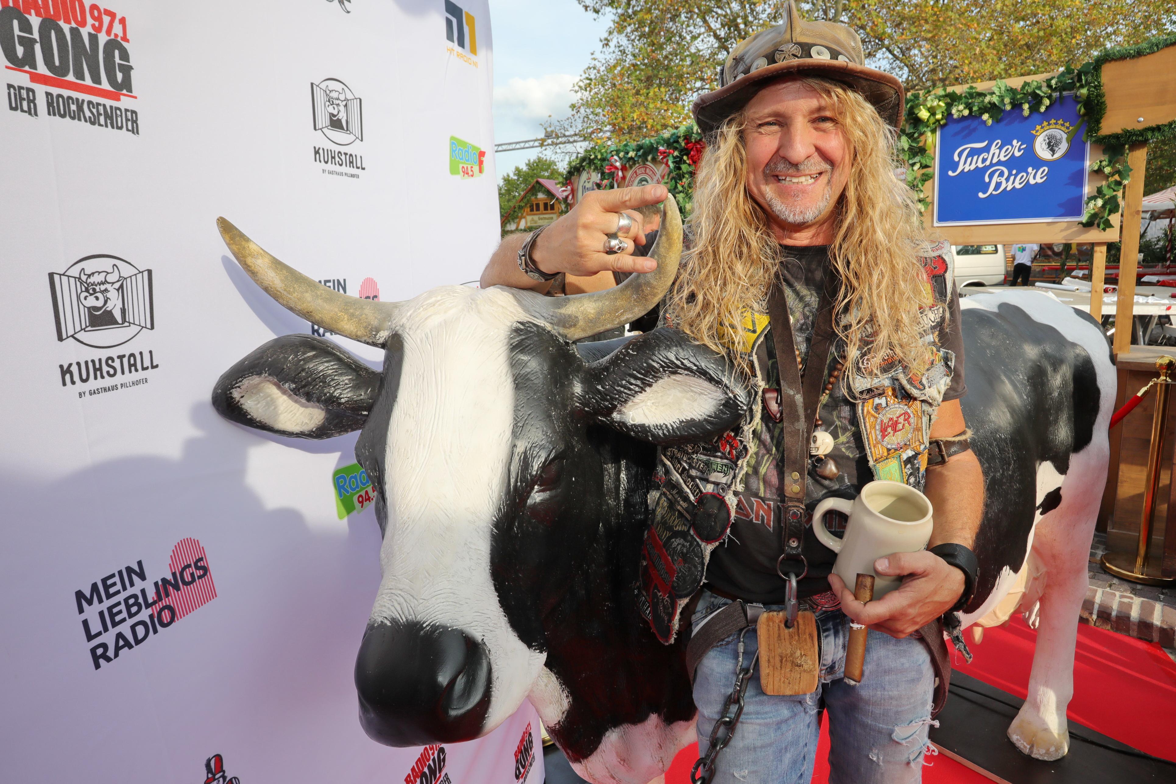 DJ Sepp Wylde posierte mit einer Kuh-Figur.