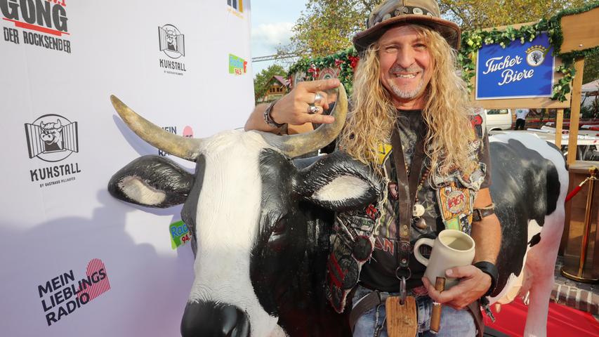 DJ Sepp Wylde posierte mit einer Kuh-Figur.